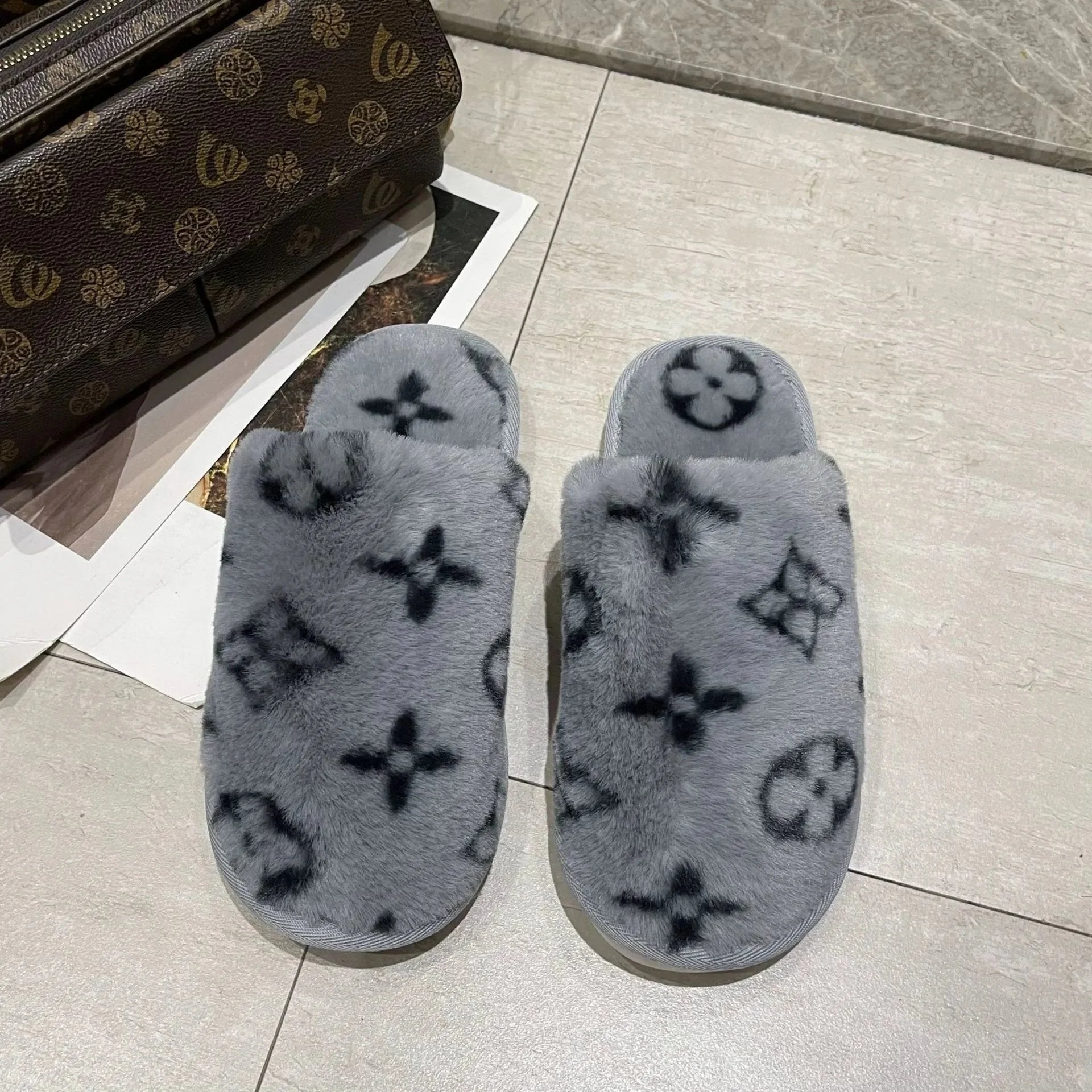 Pantuflas LV Elegantes y Cómodas