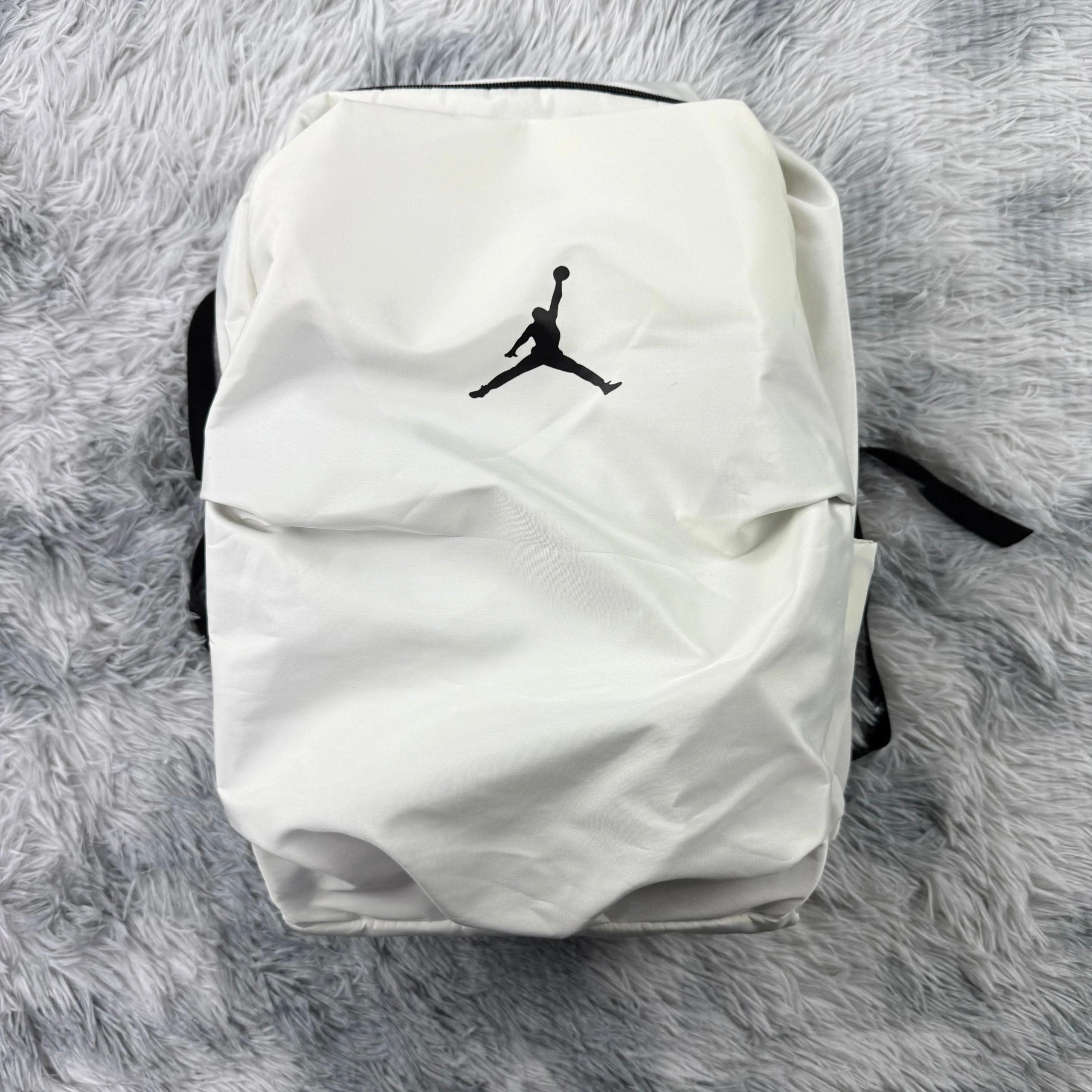 Random distribution of backpacks Imagen principal del producto